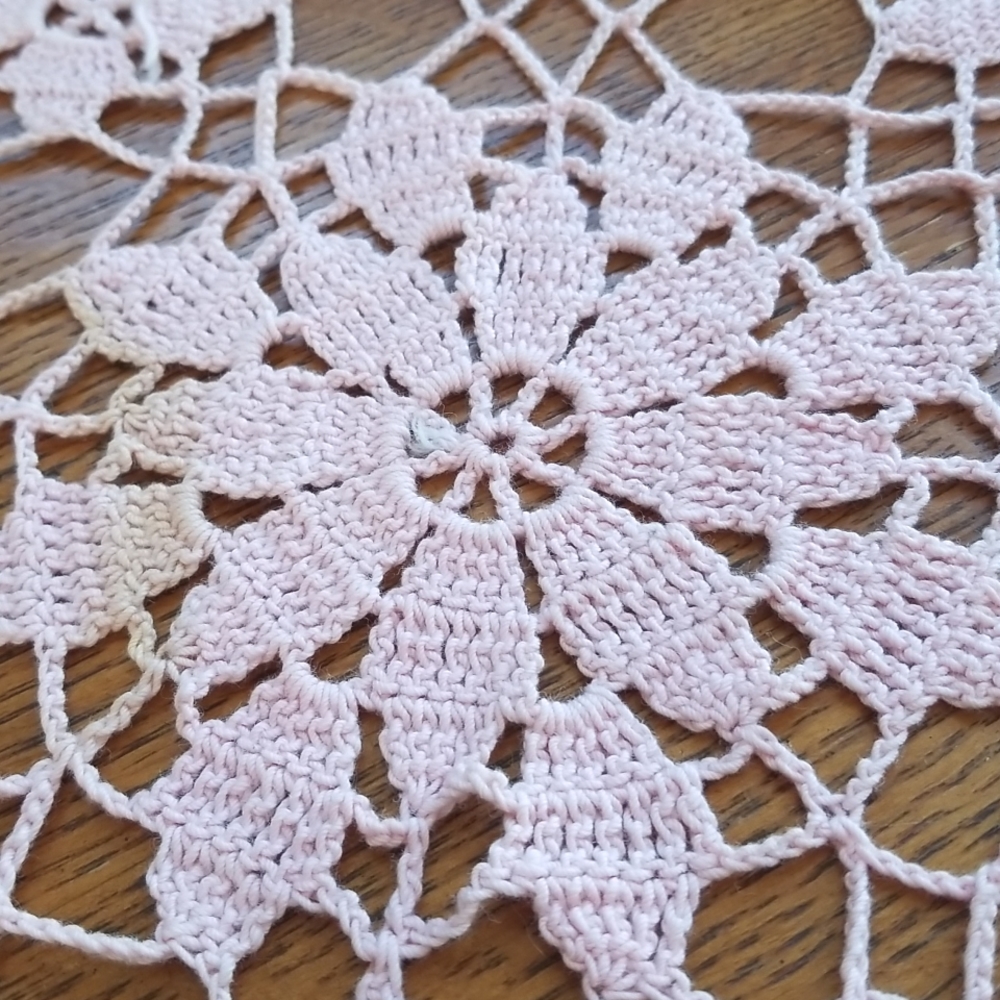 Vtg Crotchet Table Cloth Topper - Picture 7 of 7